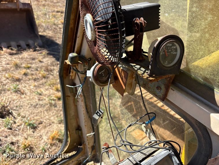 image for item ET7279 1986 John Deere 790 excavator