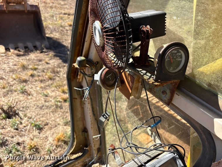 image for item ET7279 1986 John Deere 790 excavator