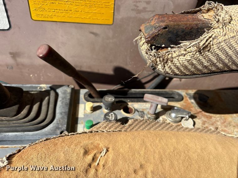 image for item ET7279 1986 John Deere 790 excavator