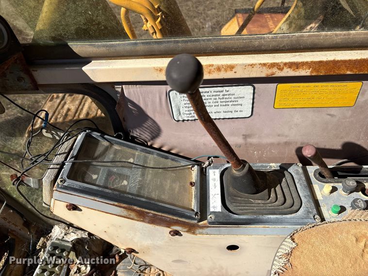 image for item ET7279 1986 John Deere 790 excavator