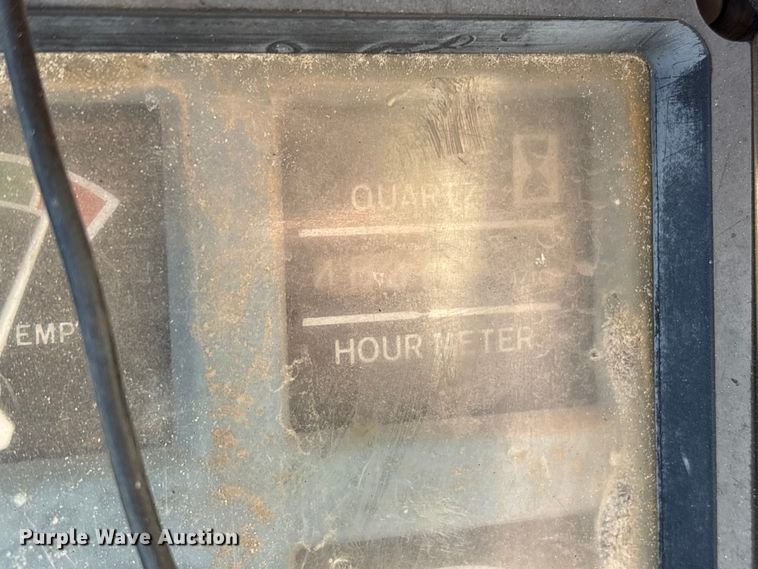 image for item ET7279 1986 John Deere 790 excavator