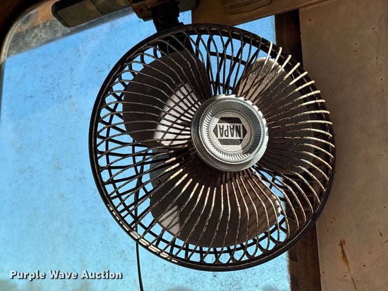 image for item ET7279 1986 John Deere 790 excavator