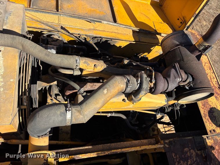 image for item ET7279 1986 John Deere 790 excavator