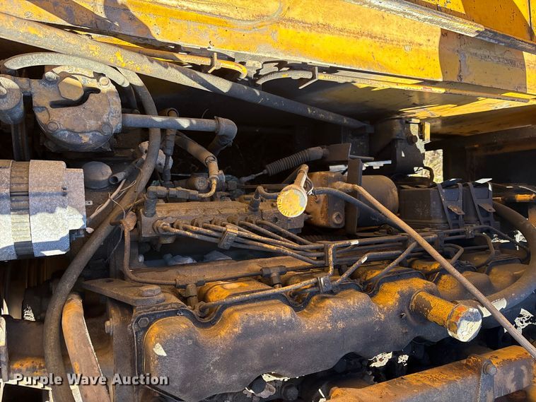 image for item ET7279 1986 John Deere 790 excavator