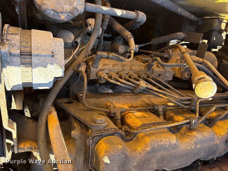 image for item ET7279 1986 John Deere 790 excavator