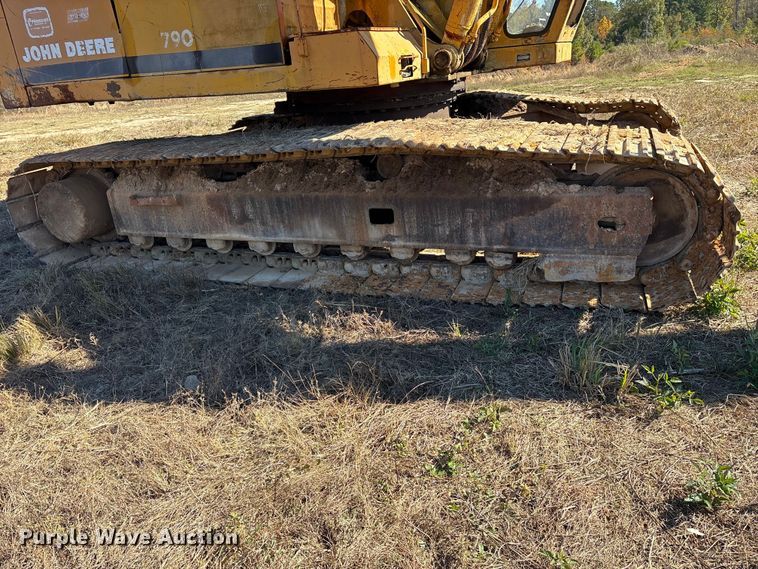 image for item ET7279 1986 John Deere 790 excavator