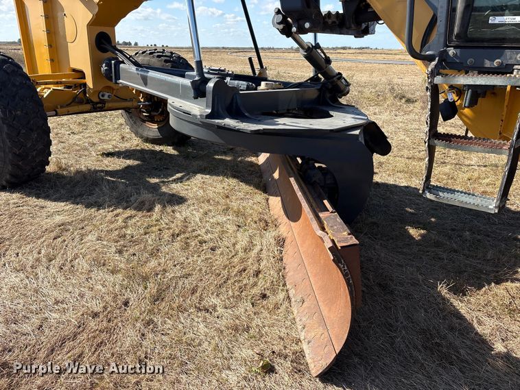 image for item ET7298 2011 John Deere 872G motor grader