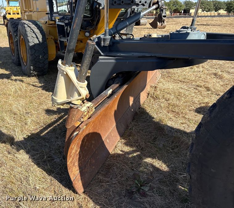 image for item ET7298 2011 John Deere 872G motor grader