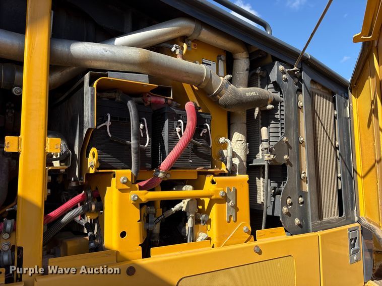 image for item ET7298 2011 John Deere 872G motor grader