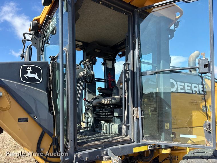 image for item ET7298 2011 John Deere 872G motor grader