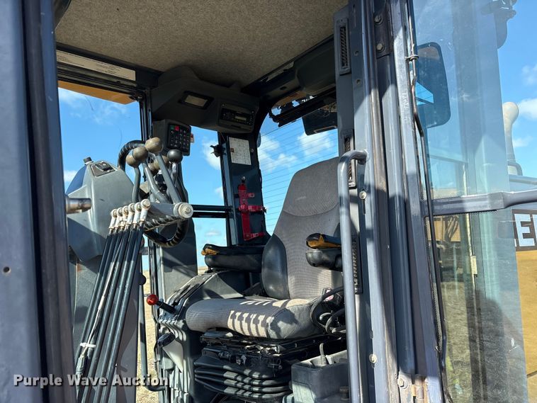 image for item ET7298 2011 John Deere 872G motor grader