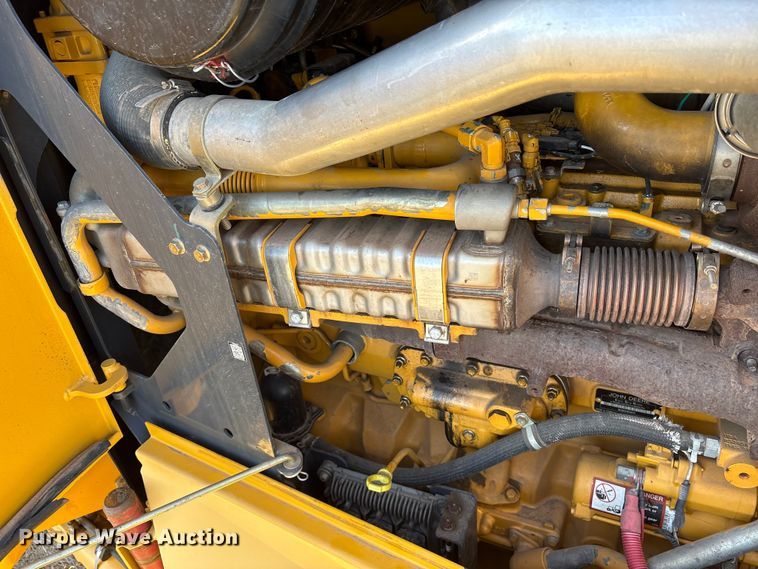 image for item ET7298 2011 John Deere 872G motor grader