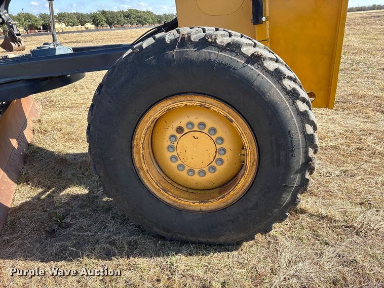 image for item ET7298 2011 John Deere 872G motor grader