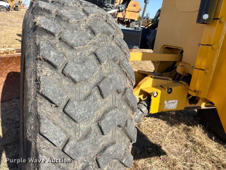 image for item ET7298 2011 John Deere 872G motor grader