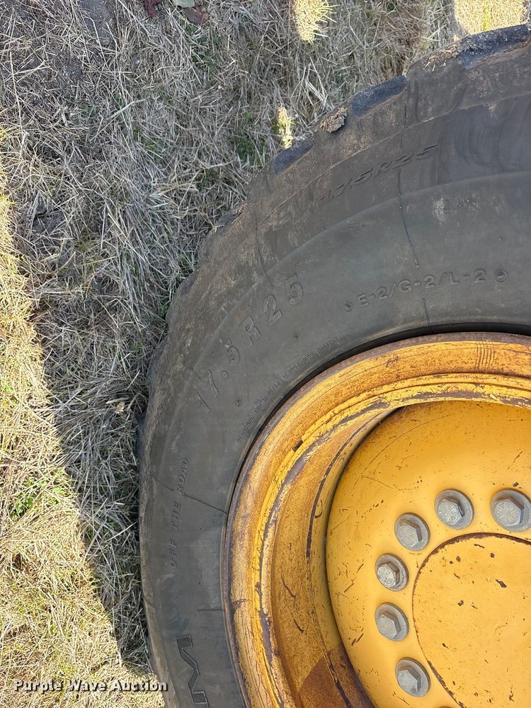 image for item ET7298 2011 John Deere 872G motor grader