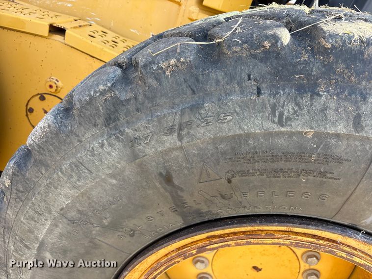 image for item ET7298 2011 John Deere 872G motor grader