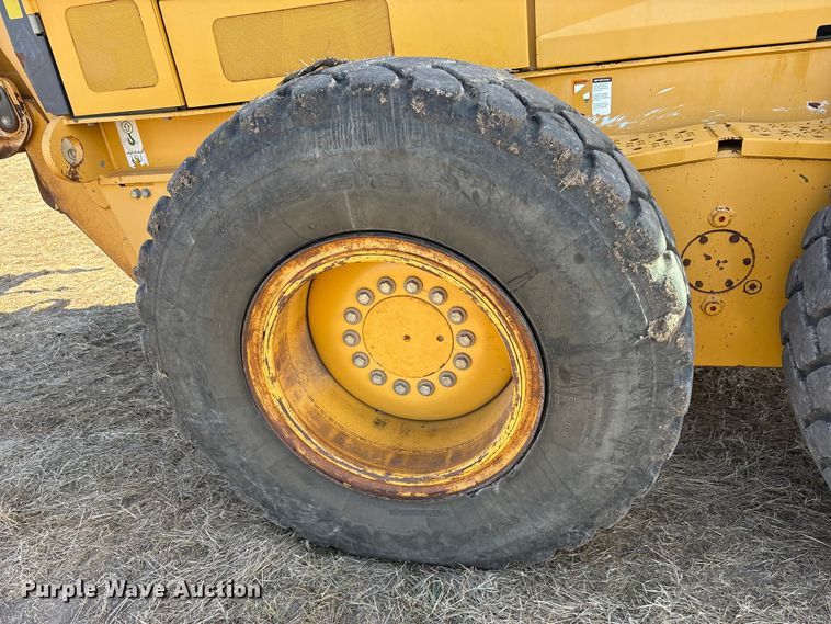 image for item ET7298 2011 John Deere 872G motor grader