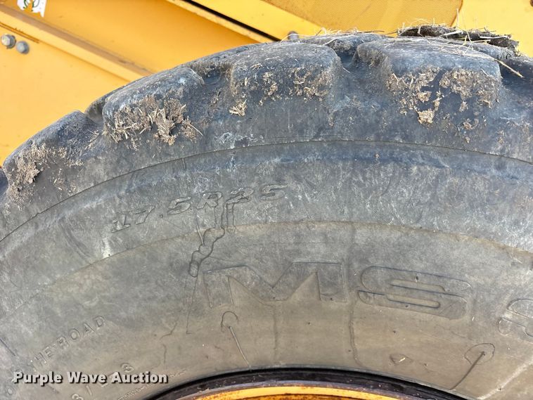 image for item ET7298 2011 John Deere 872G motor grader