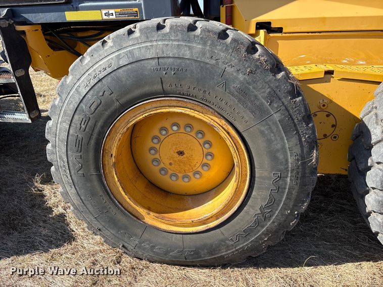 image for item ET7298 2011 John Deere 872G motor grader