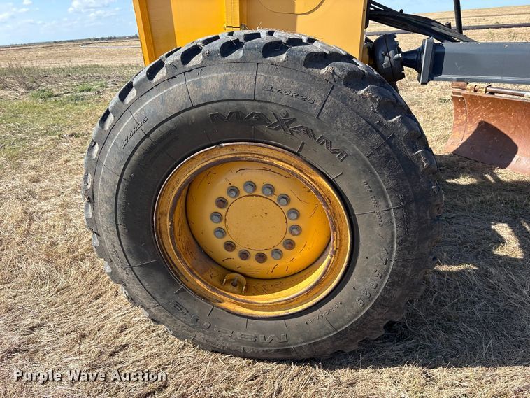 image for item ET7298 2011 John Deere 872G motor grader