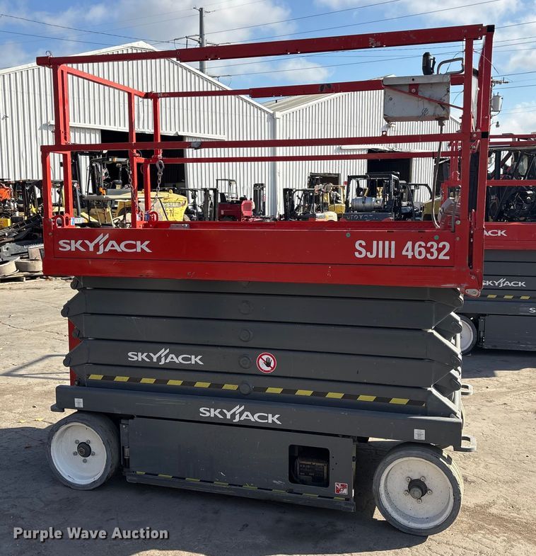 image for item ET7305 2014 Skyjack SJIII 4632 scissor lift