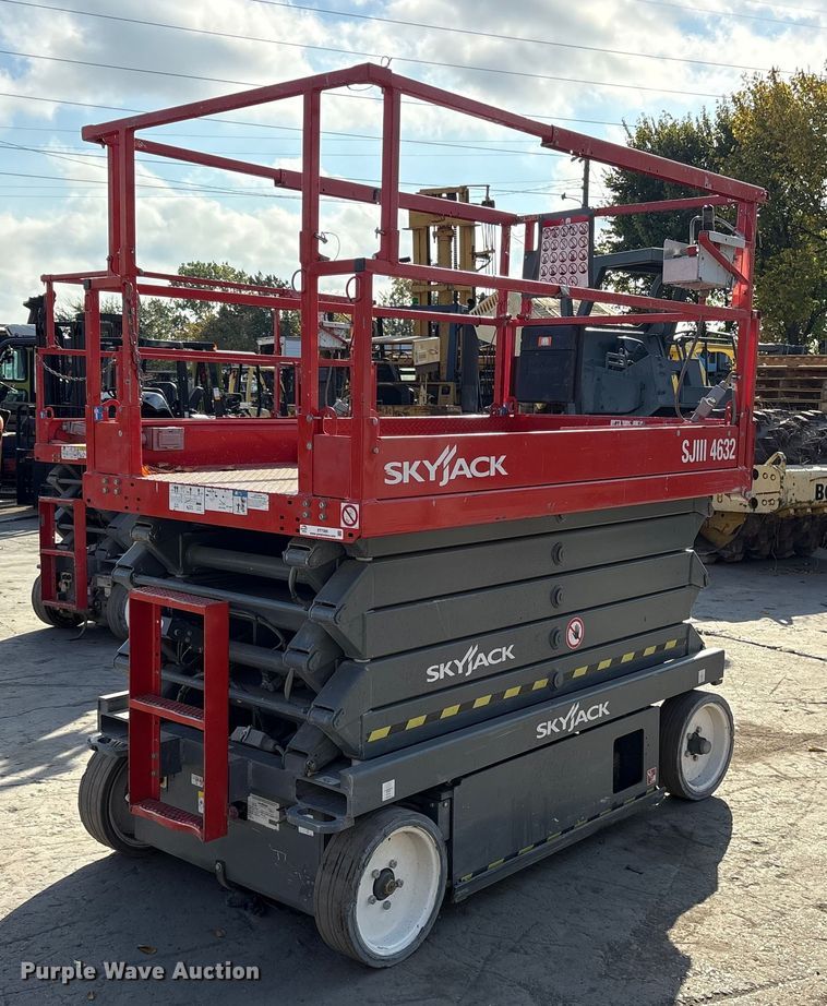 image for item ET7305 2014 Skyjack SJIII 4632 scissor lift