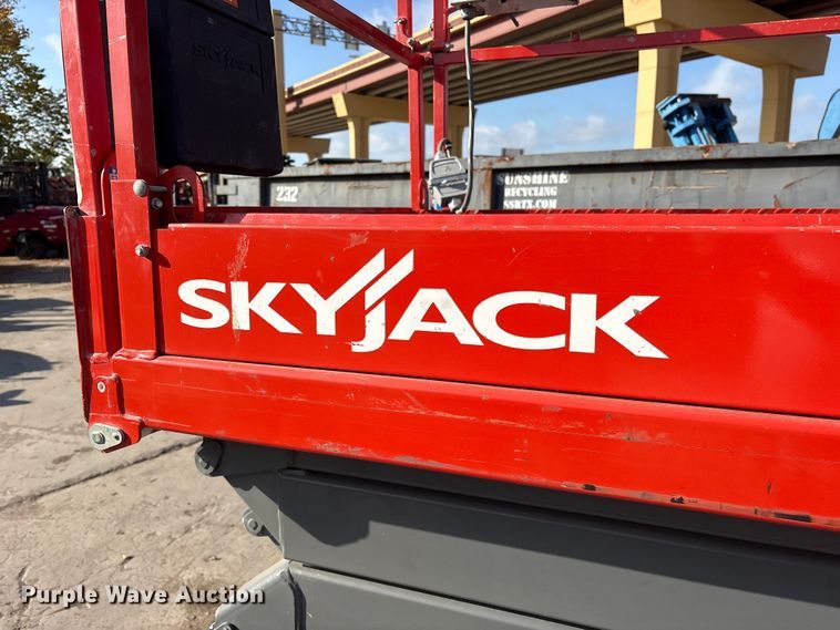 image for item ET7305 2014 Skyjack SJIII 4632 scissor lift