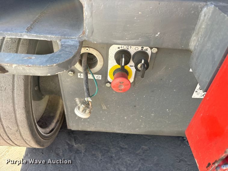 image for item ET7305 2014 Skyjack SJIII 4632 scissor lift