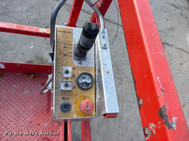 image for item ET7305 2014 Skyjack SJIII 4632 scissor lift