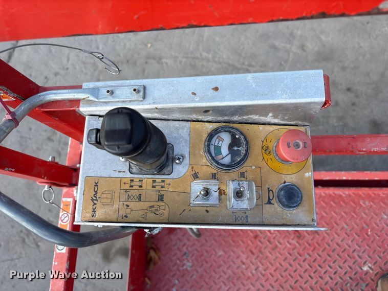 image for item ET7305 2014 Skyjack SJIII 4632 scissor lift