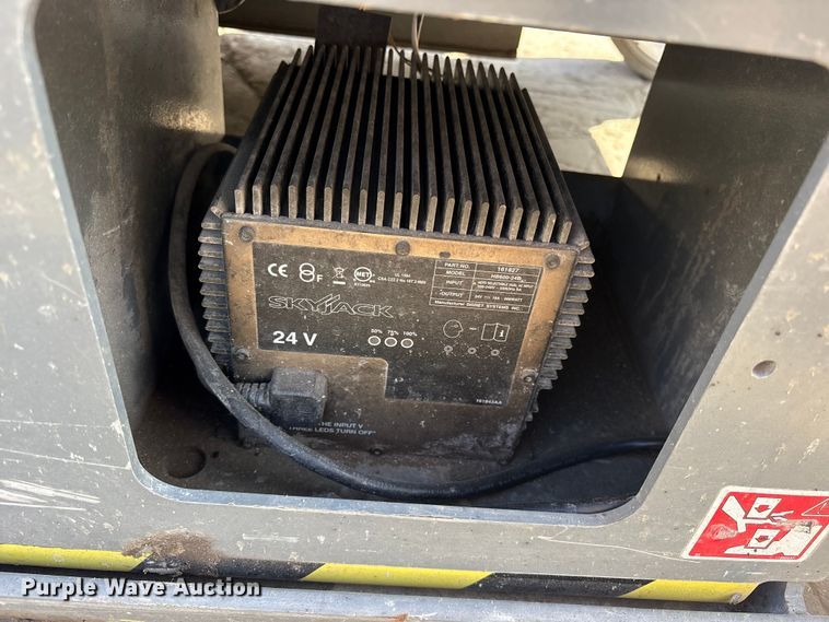 image for item ET7305 2014 Skyjack SJIII 4632 scissor lift