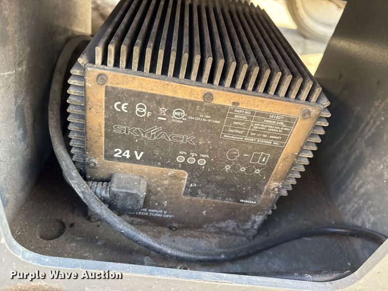 image for item ET7305 2014 Skyjack SJIII 4632 scissor lift