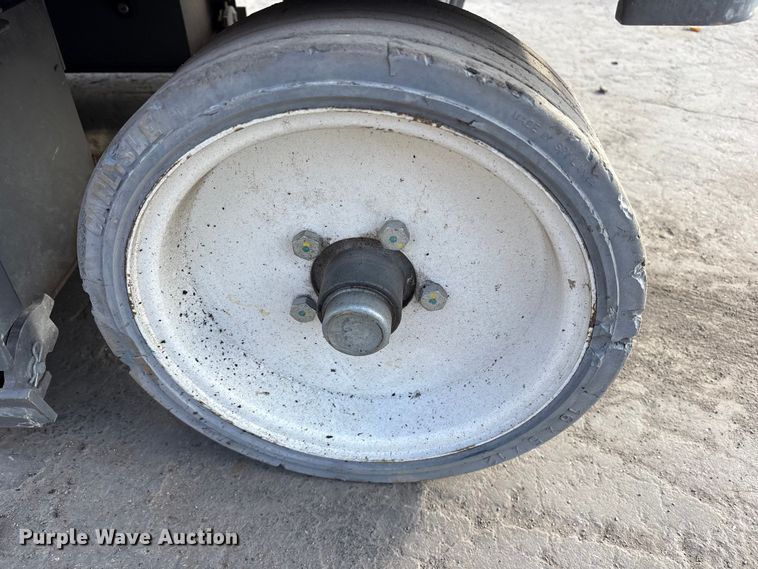 image for item ET7305 2014 Skyjack SJIII 4632 scissor lift