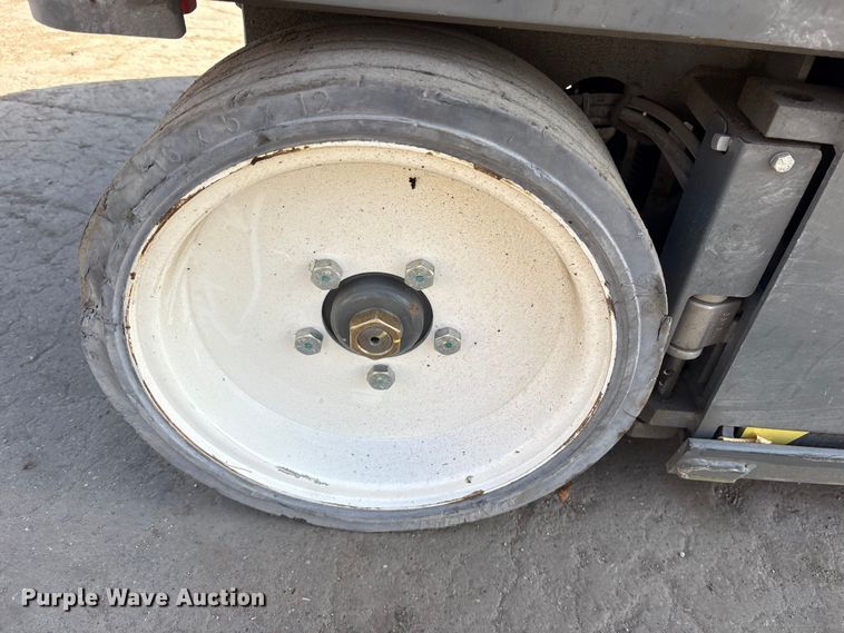 image for item ET7305 2014 Skyjack SJIII 4632 scissor lift