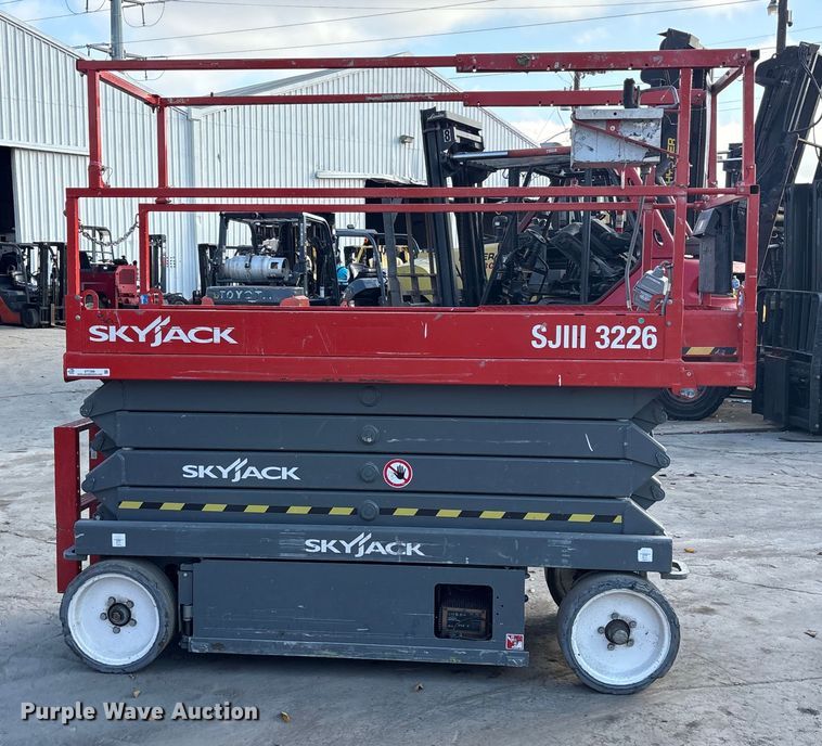 image for item ET7306 2014 Skyjack SJIII 3226 scissor lift