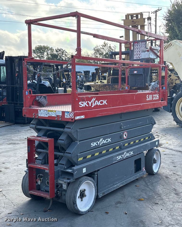 image for item ET7306 2014 Skyjack SJIII 3226 scissor lift