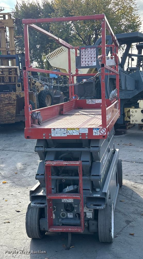 image for item ET7306 2014 Skyjack SJIII 3226 scissor lift