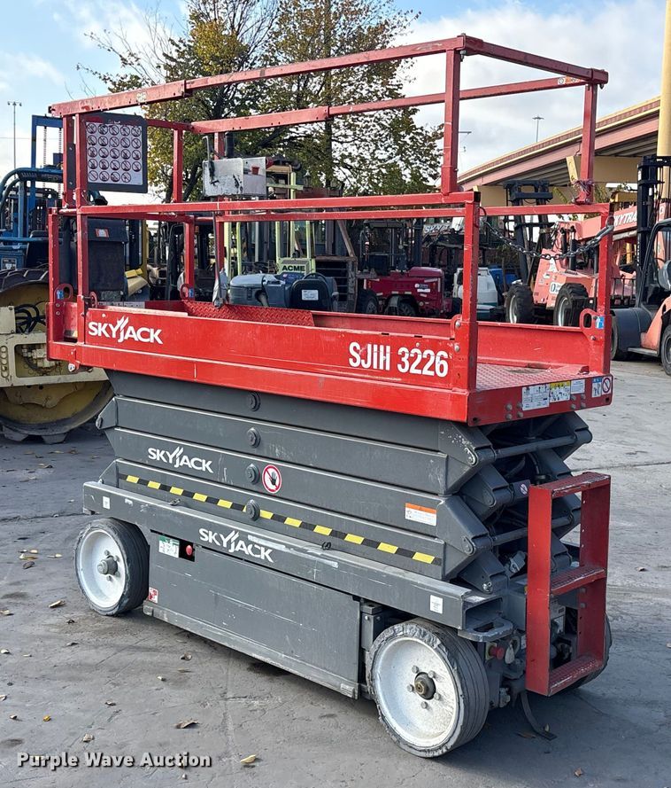 image for item ET7306 2014 Skyjack SJIII 3226 scissor lift