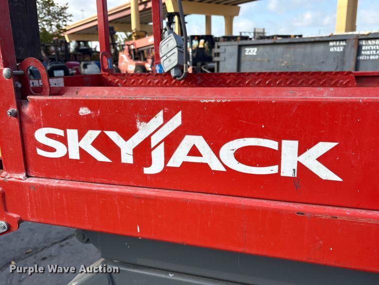 image for item ET7306 2014 Skyjack SJIII 3226 scissor lift