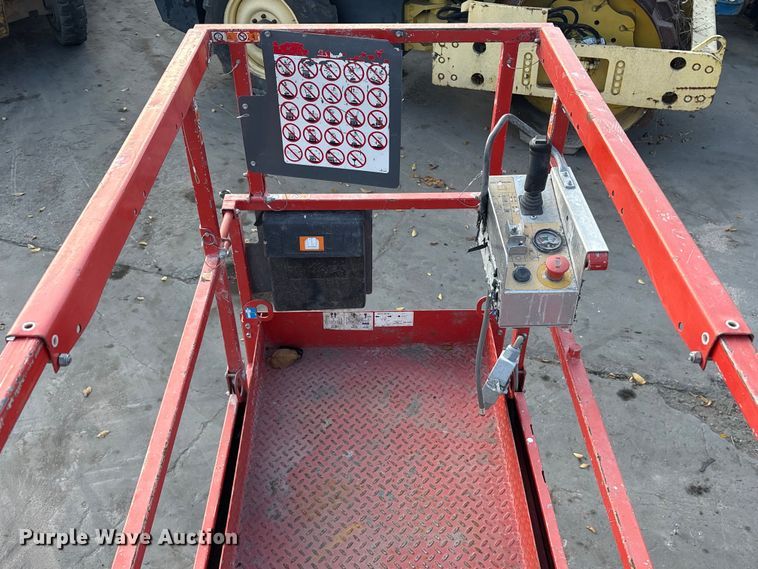 image for item ET7306 2014 Skyjack SJIII 3226 scissor lift