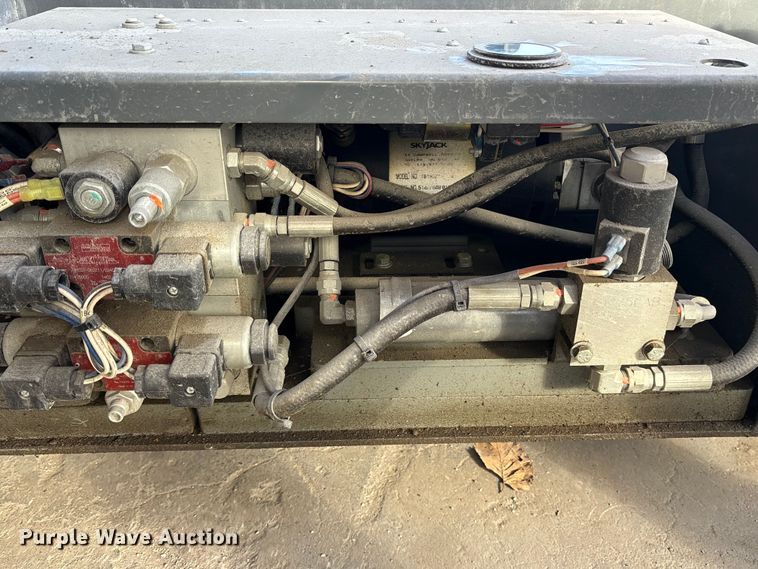 image for item ET7306 2014 Skyjack SJIII 3226 scissor lift