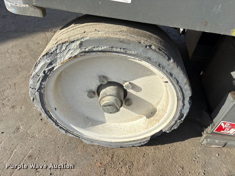 image for item ET7306 2014 Skyjack SJIII 3226 scissor lift