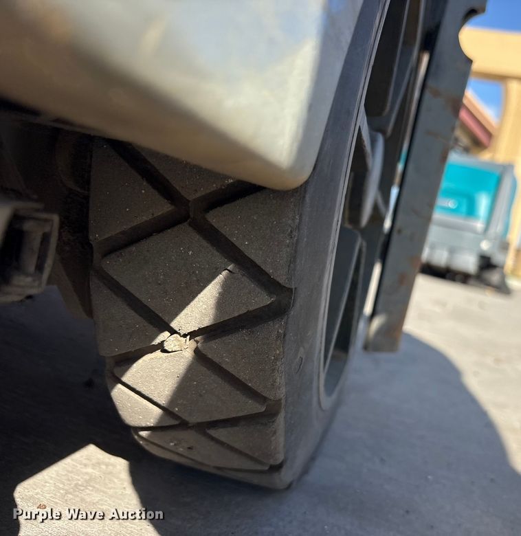 image for item ET7307 Tennant M20 Sweeper-scrubber.