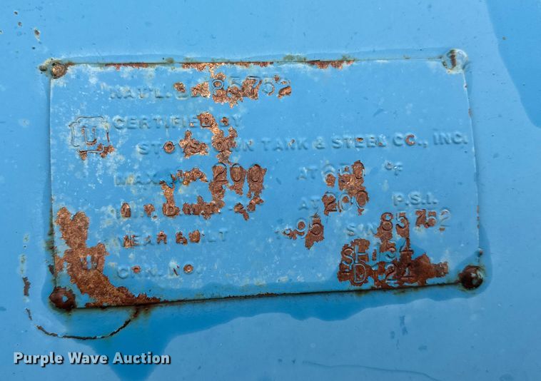 image for item EU6415 1980 Mack fuel / lube truck