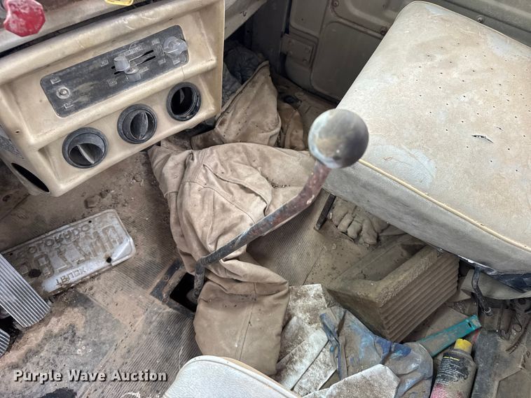 image for item EU6415 1980 Mack fuel / lube truck