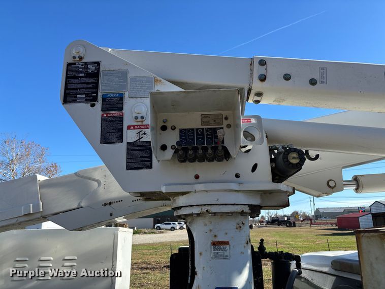 image for item EV3280 2011 Ford F550 bucket truck