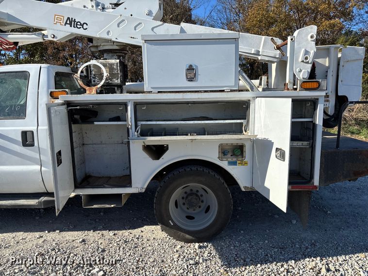 image for item EV3280 2011 Ford F550 bucket truck