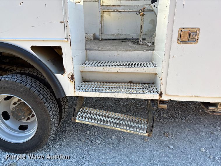 image for item EV3281 2010 Ford F550 Super Duty bucket truck