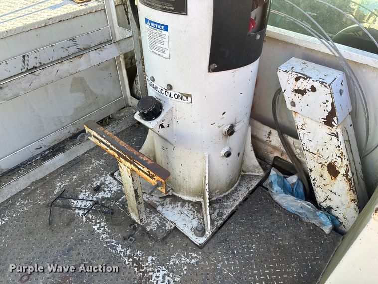 image for item EV3281 2010 Ford F550 Super Duty bucket truck