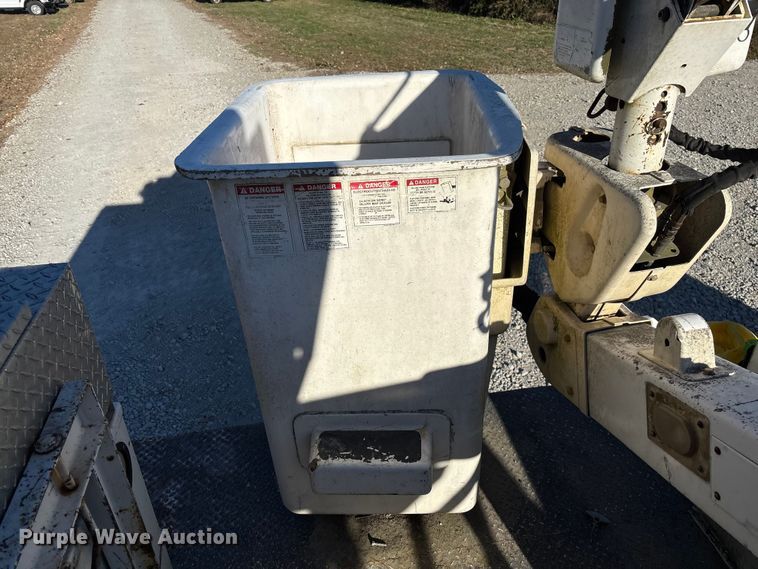 image for item EV3281 2010 Ford F550 Super Duty bucket truck